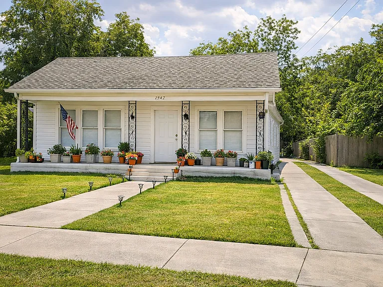 1542 W Craig Pl — Photo 1