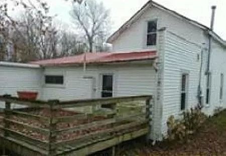 2nd image of 221 E Townline St