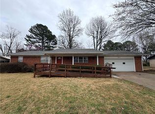 115 S Country Club Rd, Siloam Springs, AR 72761