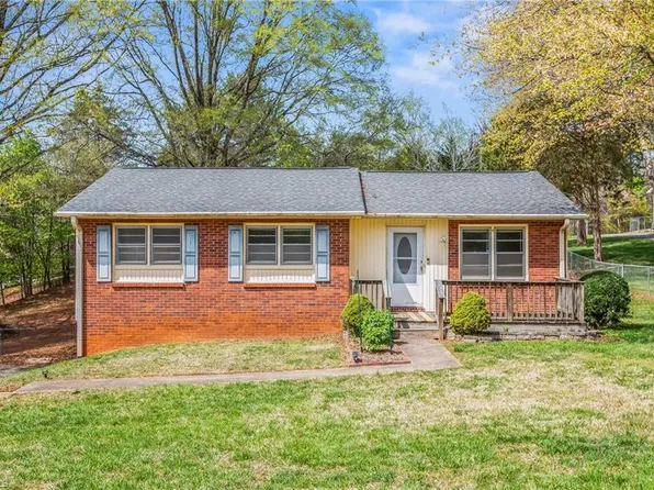 140 Applewood Dr, Lewisville, NC 27023