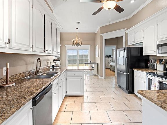 3rd image of 293 Lansdown Dr