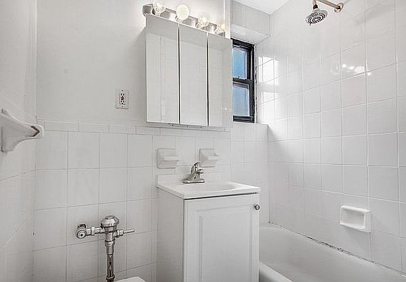 5th image of 313 E 61st St #5C