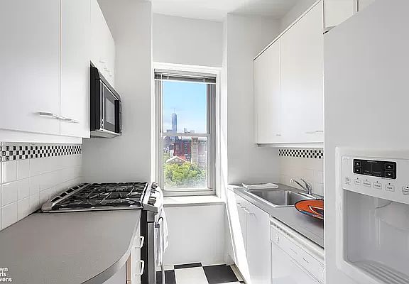 4th image of 2 5th Ave APT 12D