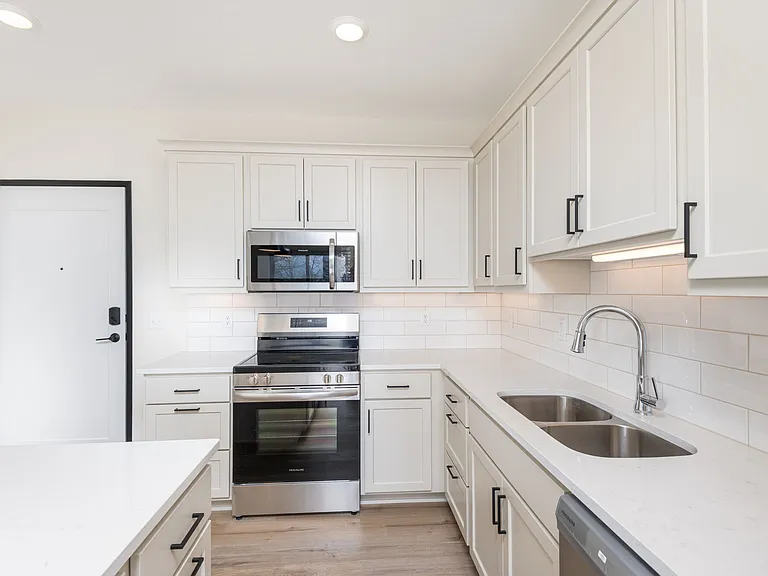 The Uptown Apartments — Photo 45