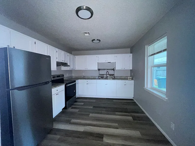 1222 W Brooks St #A — Photo 7