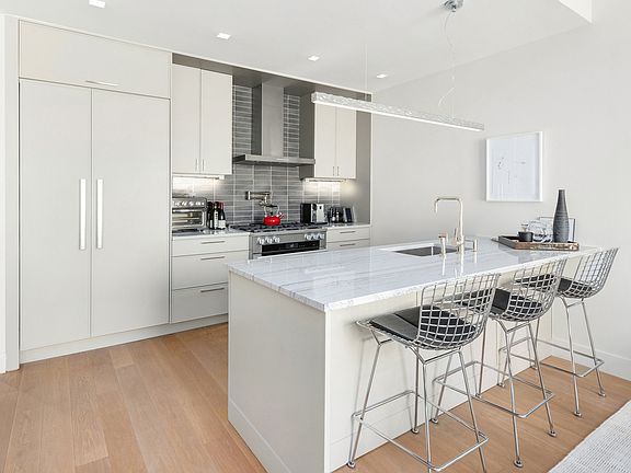 4th image of 163 E 62nd St Penthouse B