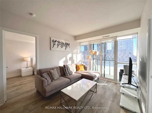 560 Front St W, Toronto, ON