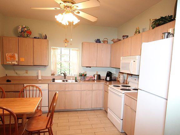 Kitchen with eat in area