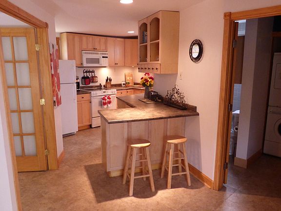 4th image of 212 E Waldburg St APT D