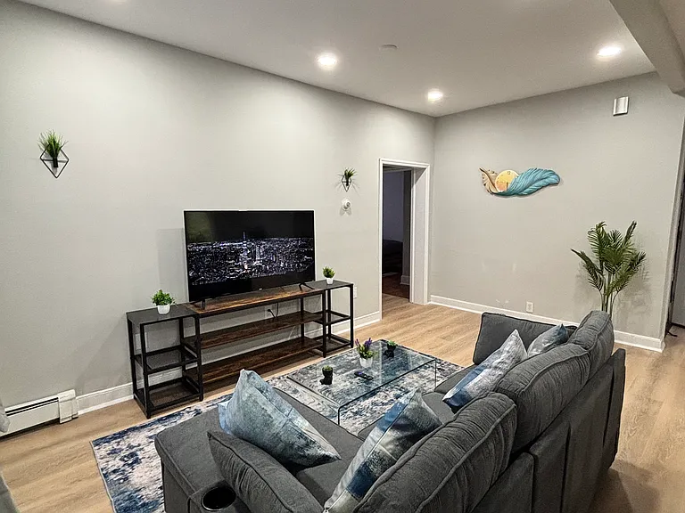 40 Manhattan Ave #2 — Photo 18