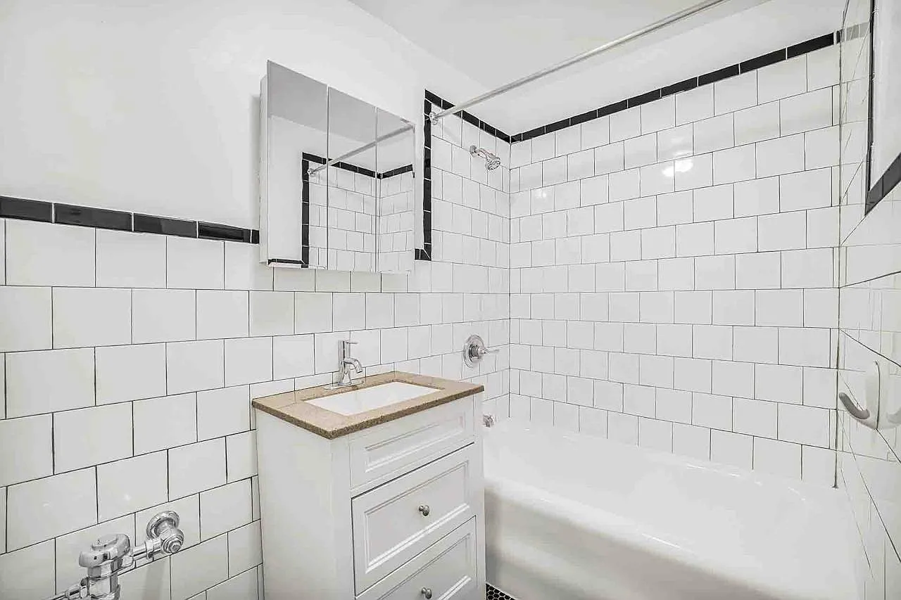 323 West 4th Street — Photo 4