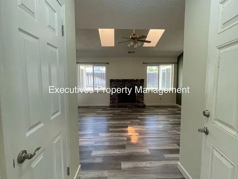 3440 Nonpareil Dr — Photo 2