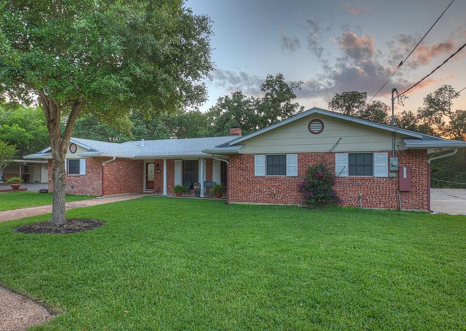 1st image of 701 Gloria Dr
