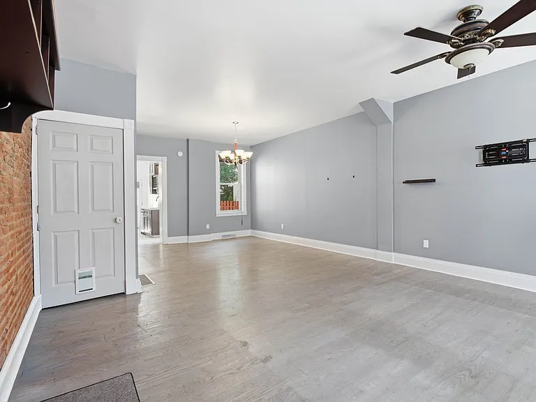 339 E Chestnut St — Photo 4