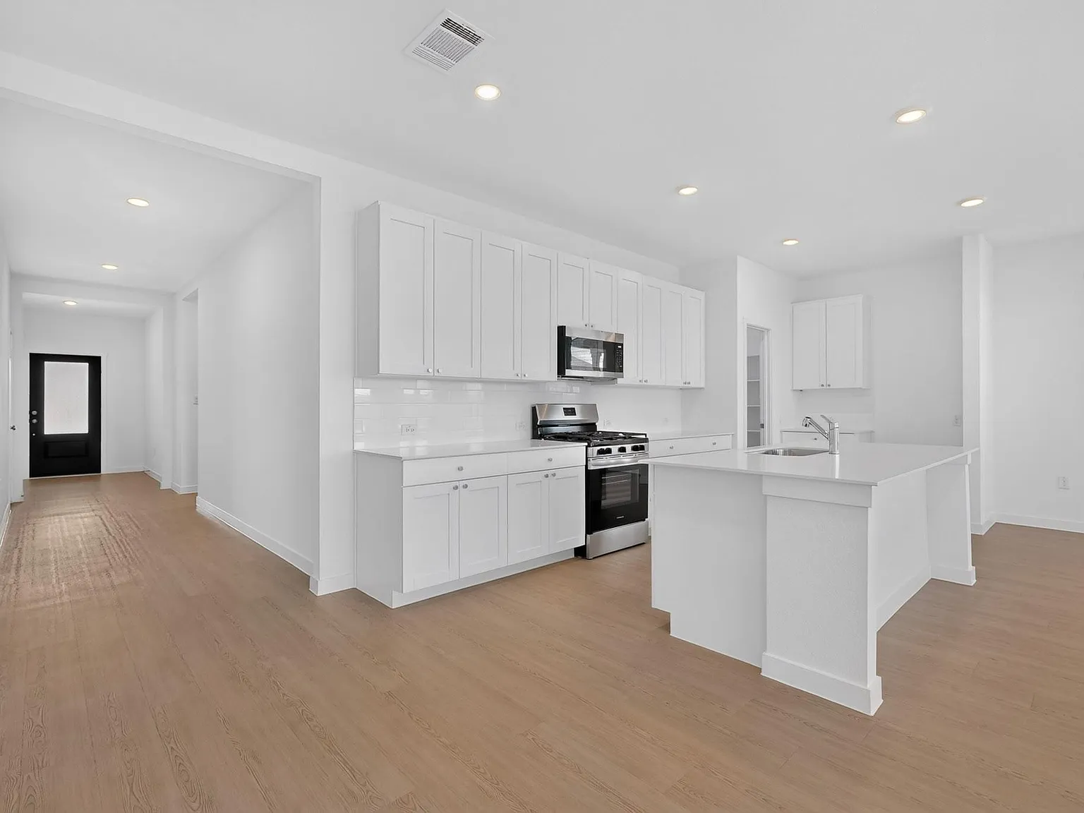 4 bed, 3.0 bath, 2207 sqft, $2,499 — Photo 4