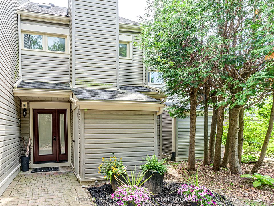 1st image of 471 Oxbow Cres