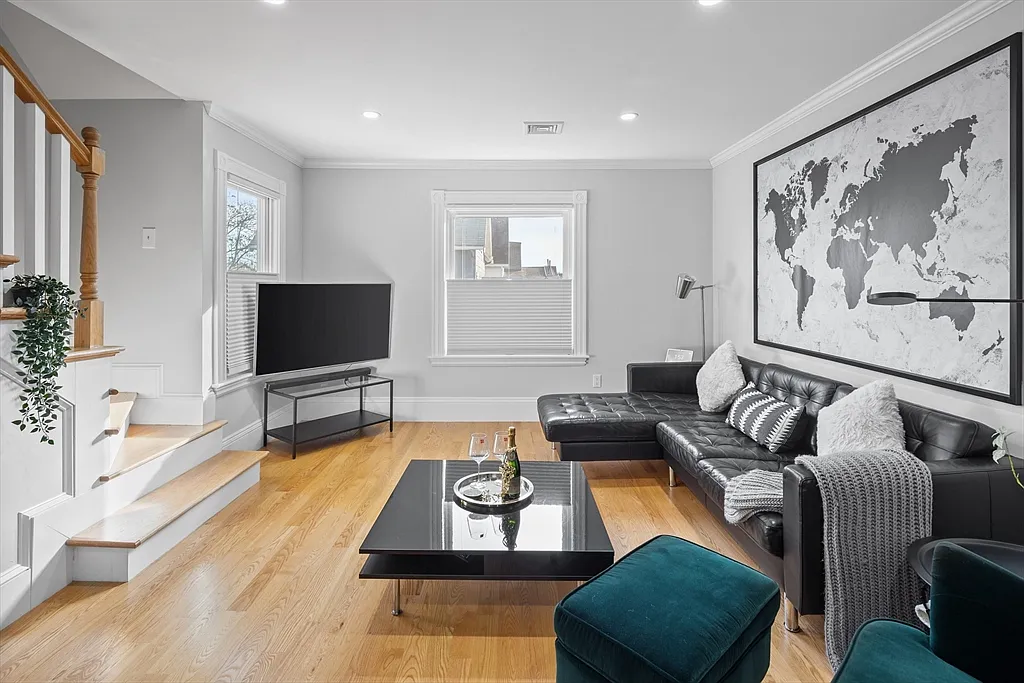 3 bed, 1.0 bath, 1200 sqft, $3,600 — Photo 3