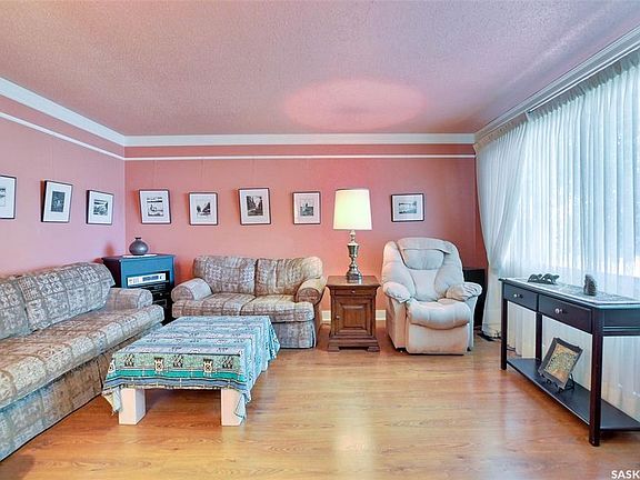 3rd image of 83 Woodward AVENUE