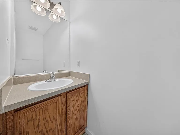 250 Leawood Cir — Photo 27