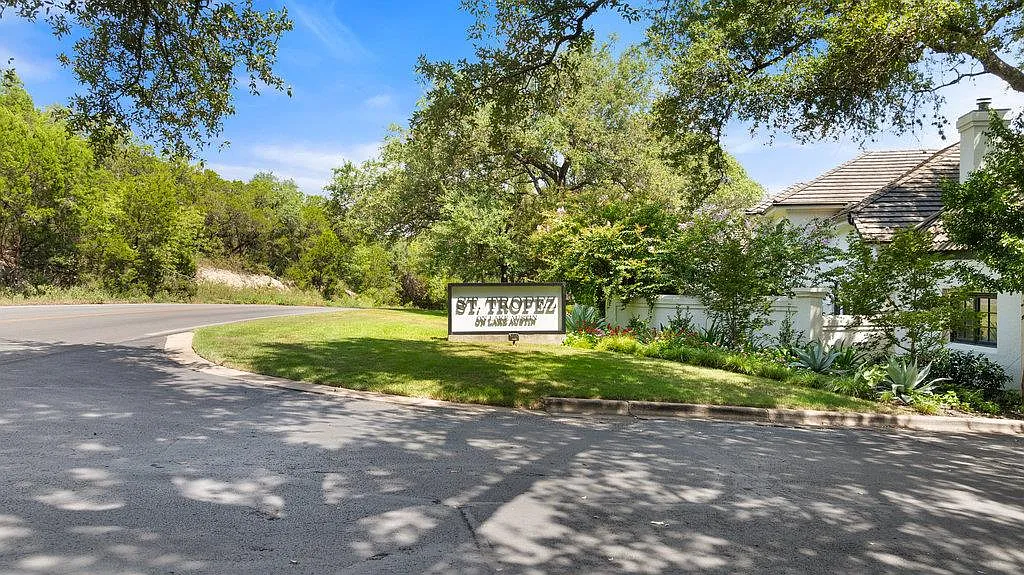 3 bed, 2.5 bath, 2392 sqft, $8,750 — Photo 3