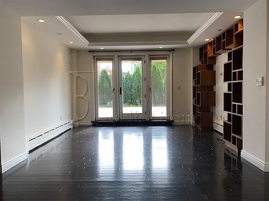 Rented by Bouklis Group | media 20