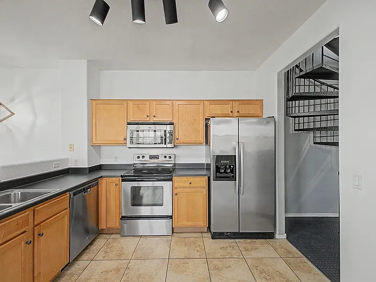 2233 E Huntington Dr — Photo 8