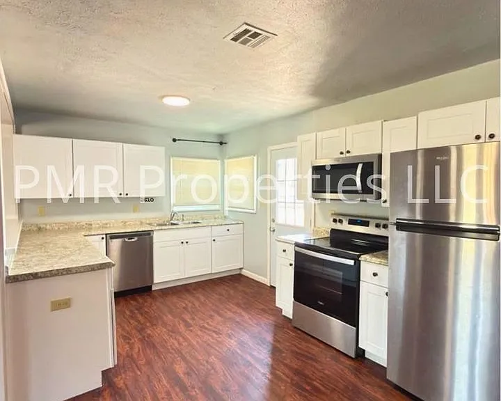 1407 NW Lake Ave — Photo 2