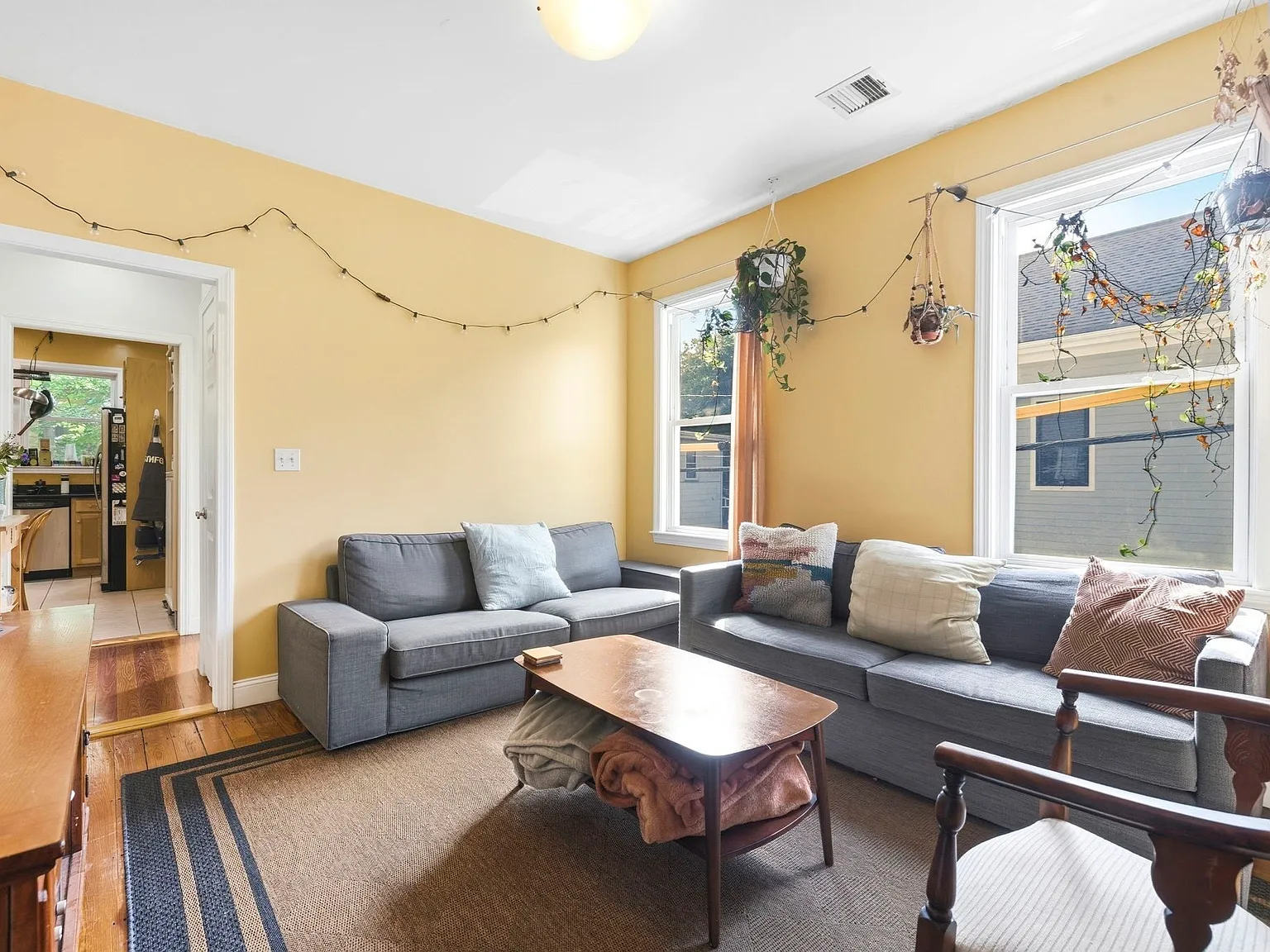 3 bed, 1.0 bath, 1003 sqft, $3,800 — Photo 2