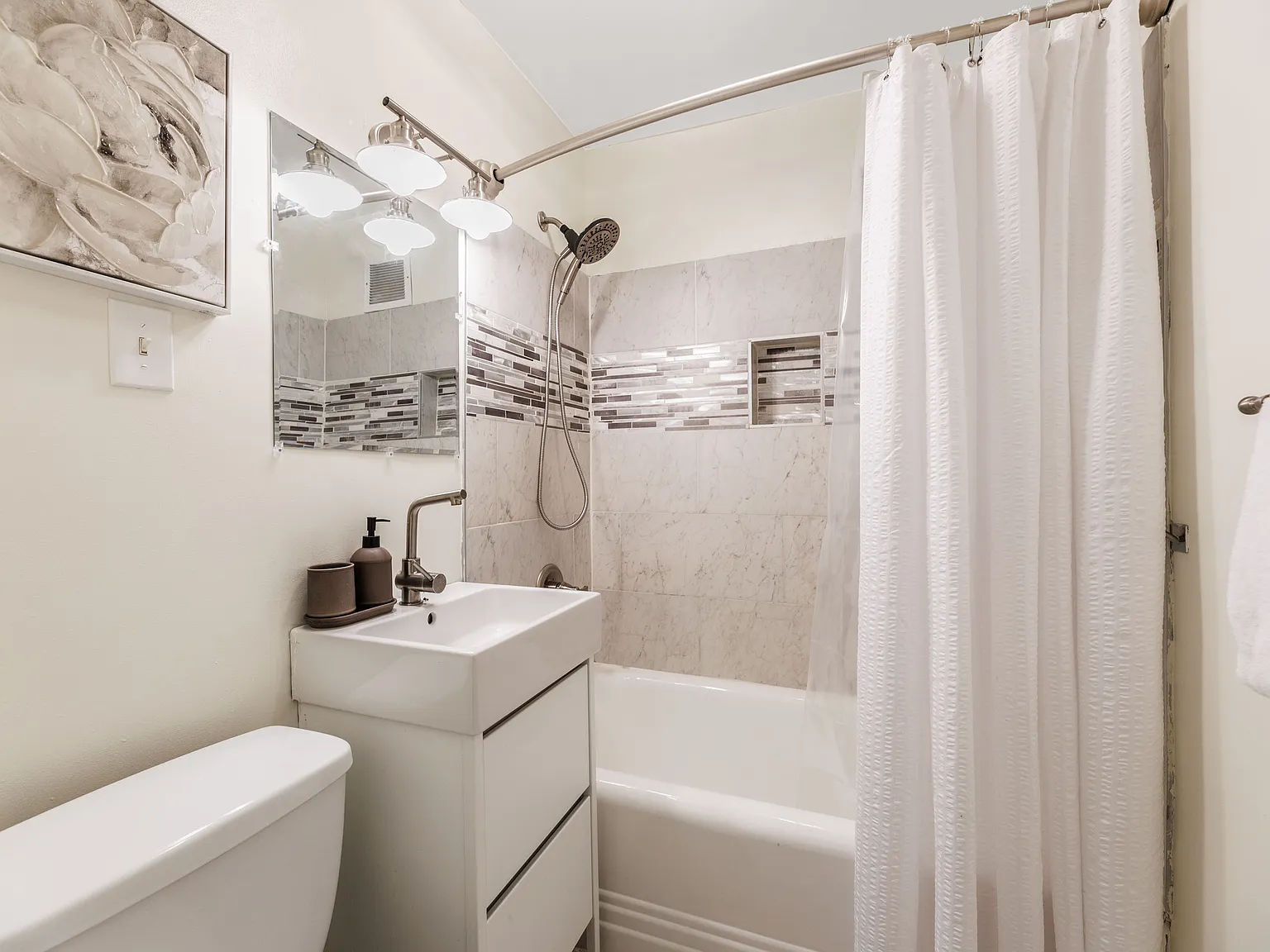 2 bed, 700 sqft, $2,400 — Photo 3