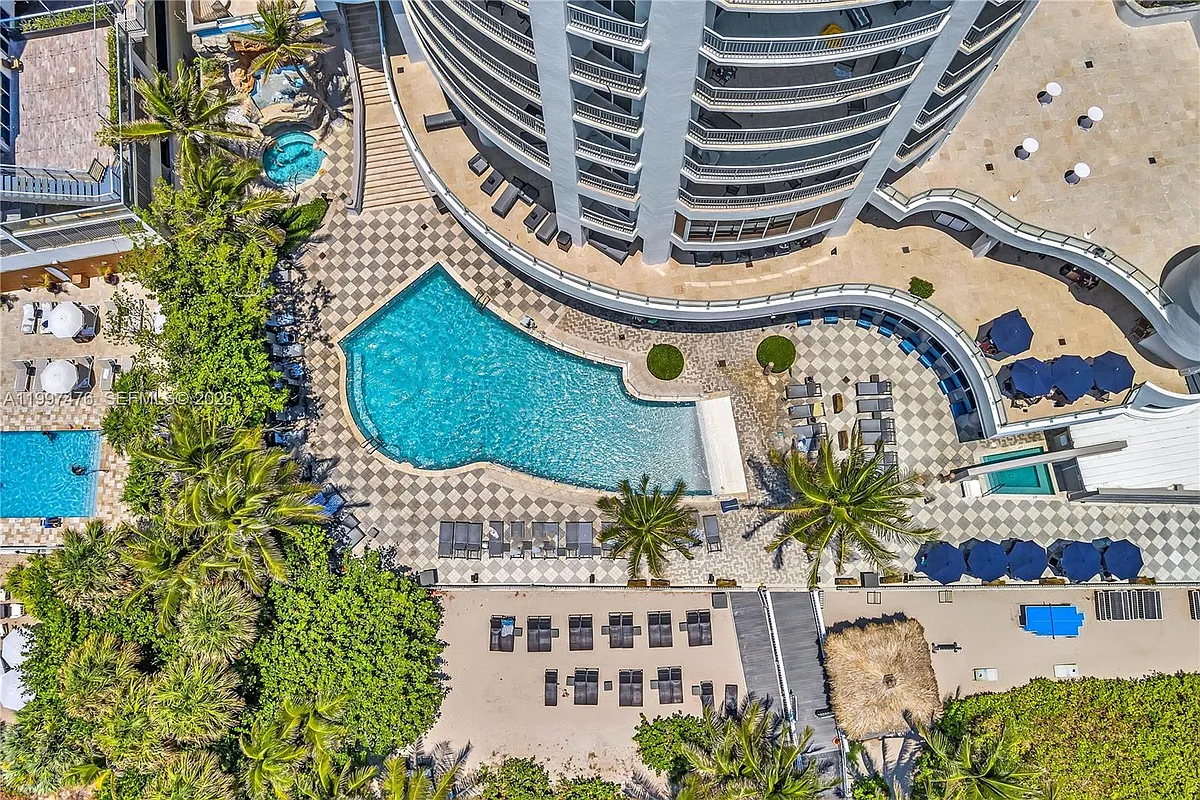Building Photo - 17375 Collins Ave #1703