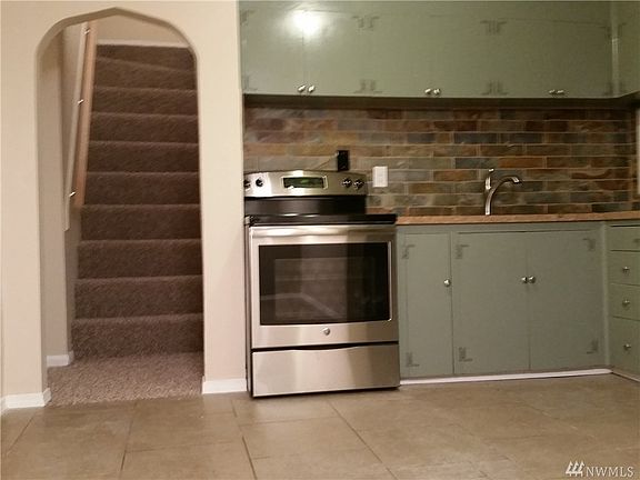 3rd image of 528 13th St SE