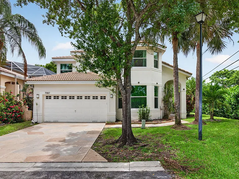 7087 NW 78th Pl — Photo 2