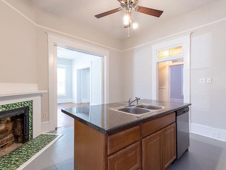 1016 E Anderson St — Photo 12