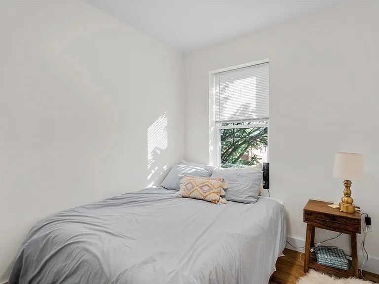 211 W 9th St #3 — Photo 6