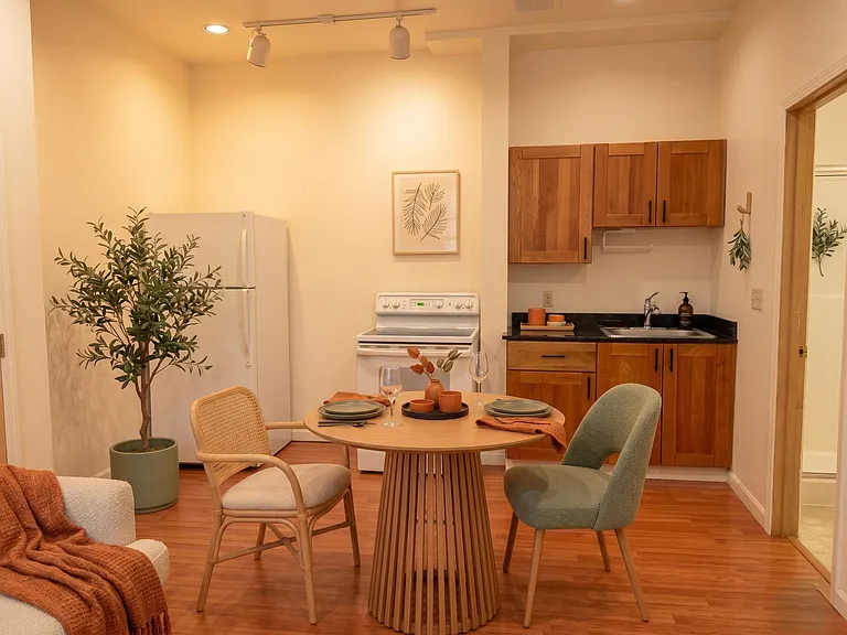 3644 Woodland Park Apartments are located in Wallingford — Photo 5