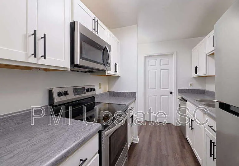 111 Charlestowne Way #B — Photo 4