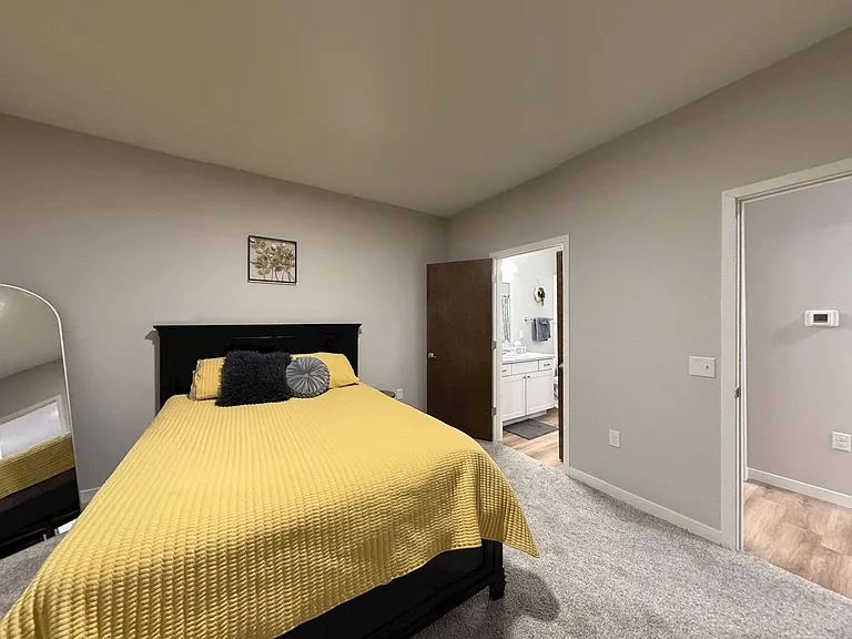 South Pointe Apartments — Photo 10