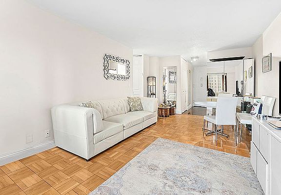 3rd image of 20 W 64th St APT 22C