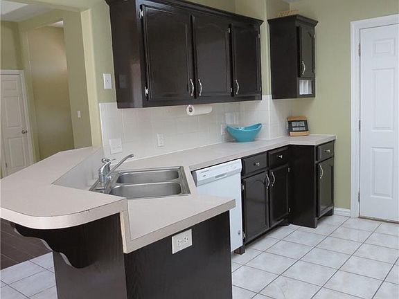 5th image of 723 Dove Ave