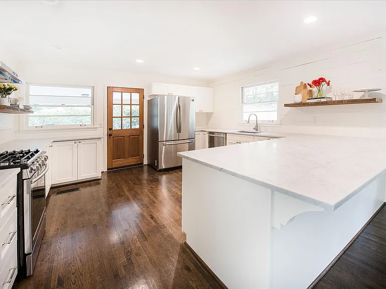 2733 Southview Dr — Photo 3