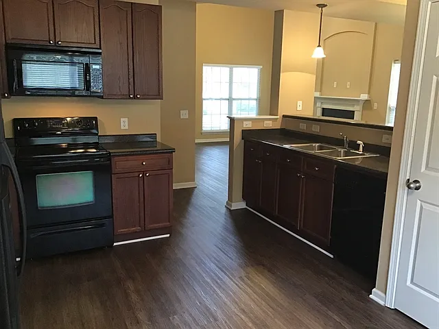 4 bed, 2.5 bath, 2400 sqft, $2,650 — Photo 4