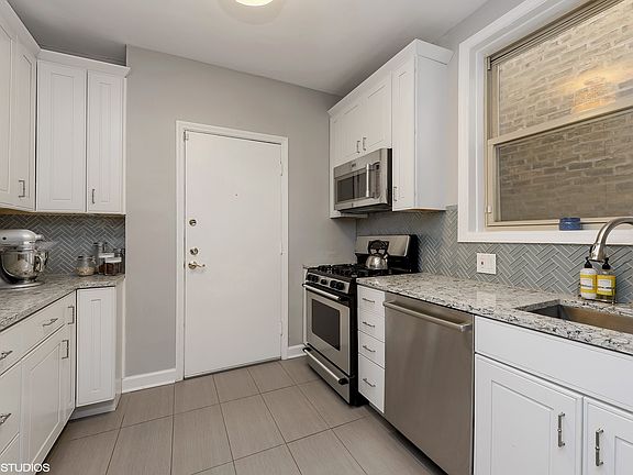 5th image of 2724 N Pine Grove Ave APT 1