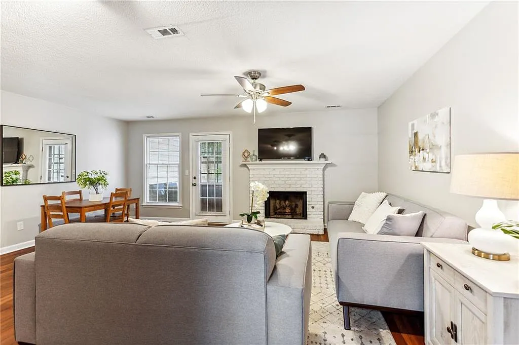 2 bed, 2.5 bath, 1292 sqft, $2,200 — Photo 3