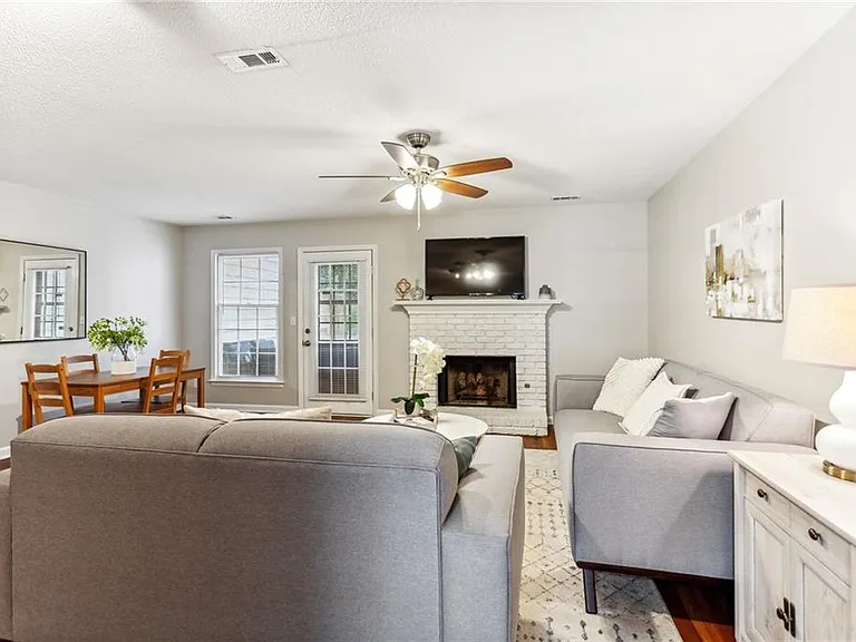 1166 Magnolia Way SE — Photo 3