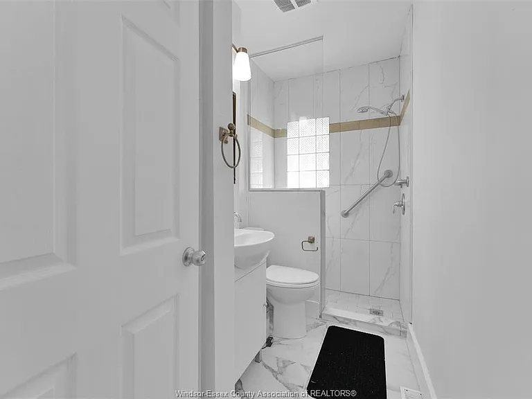 3622 Queen St — Photo 11