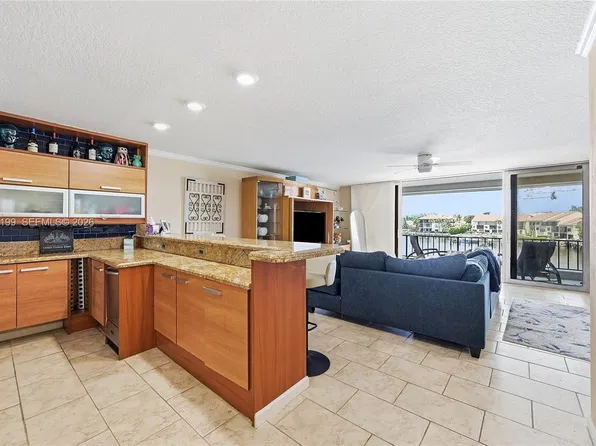 801 Palm Trl APT 10, Delray Beach, FL 33483
