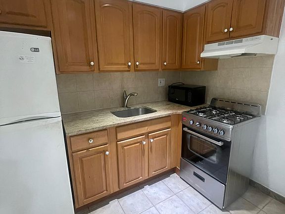 4th image of 72-35 Metropolitan Ave