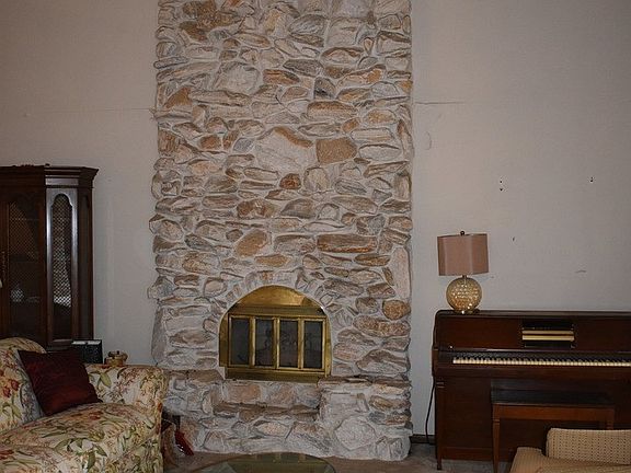 3rd image of 724 Lincoln Ln