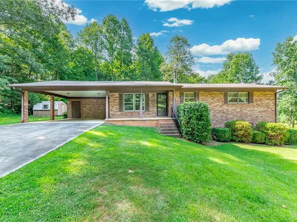 133 W Park Dr, Walhalla, SC 29691