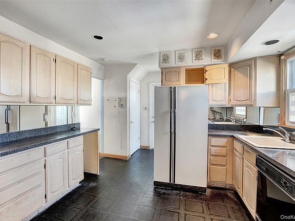 3rd image of 212 Newbridge Road